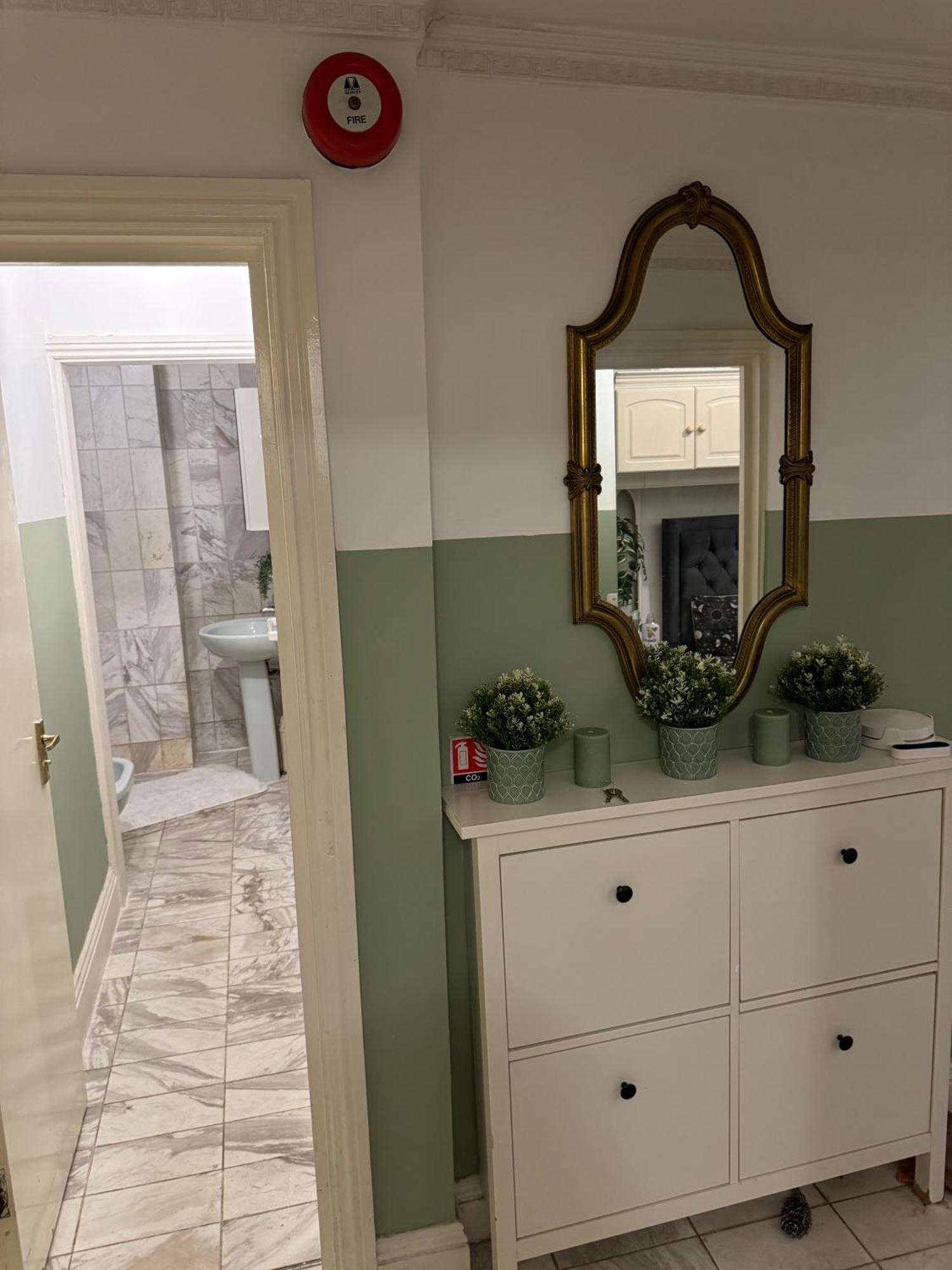 And Affordable Flat For 6 People In Zone 1 - Baker Street - With Breakfast Included Apartamento Londres