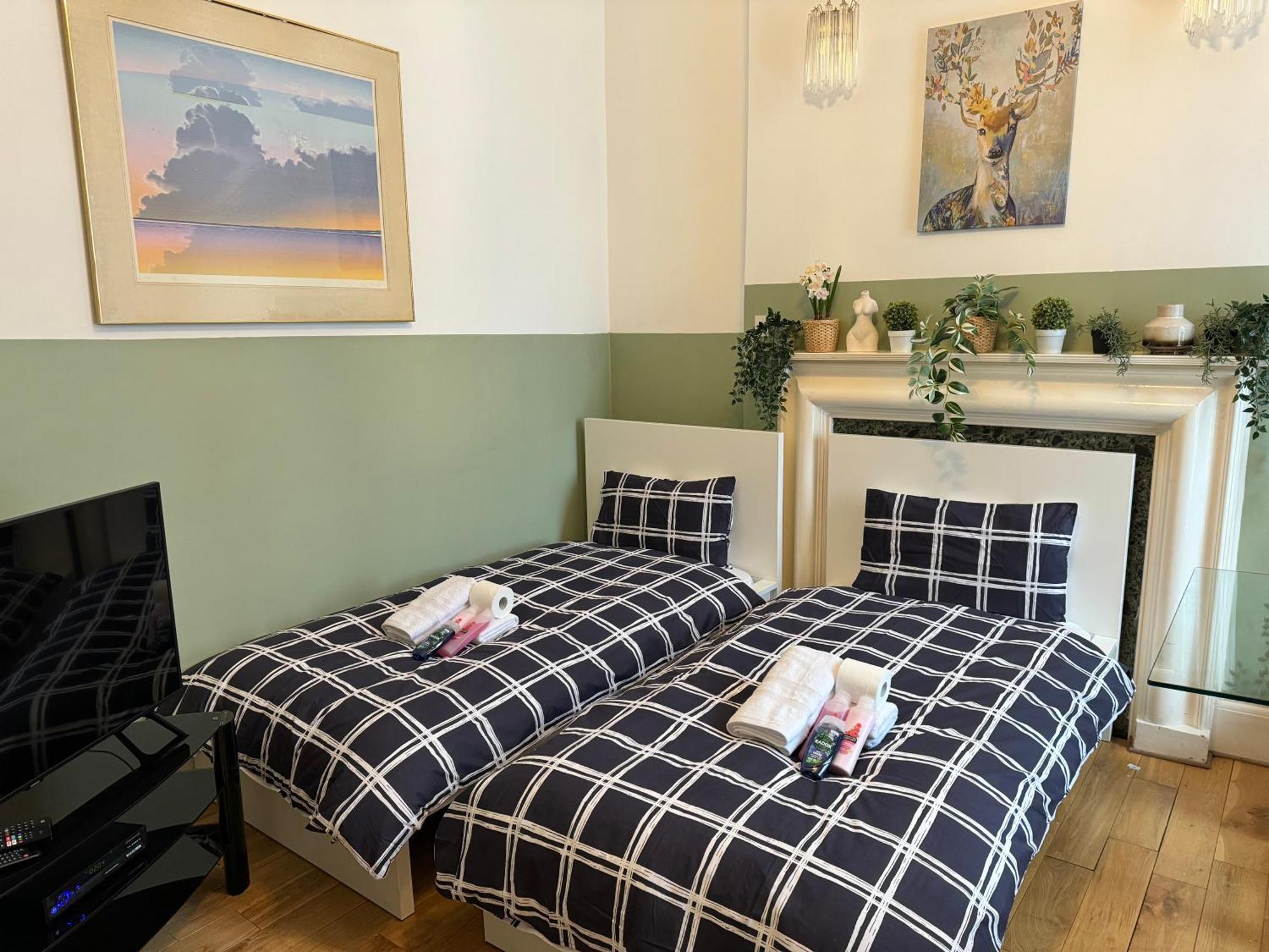 And Affordable Flat For 6 People In Zone 1 - Baker Street - With Breakfast Included Londen