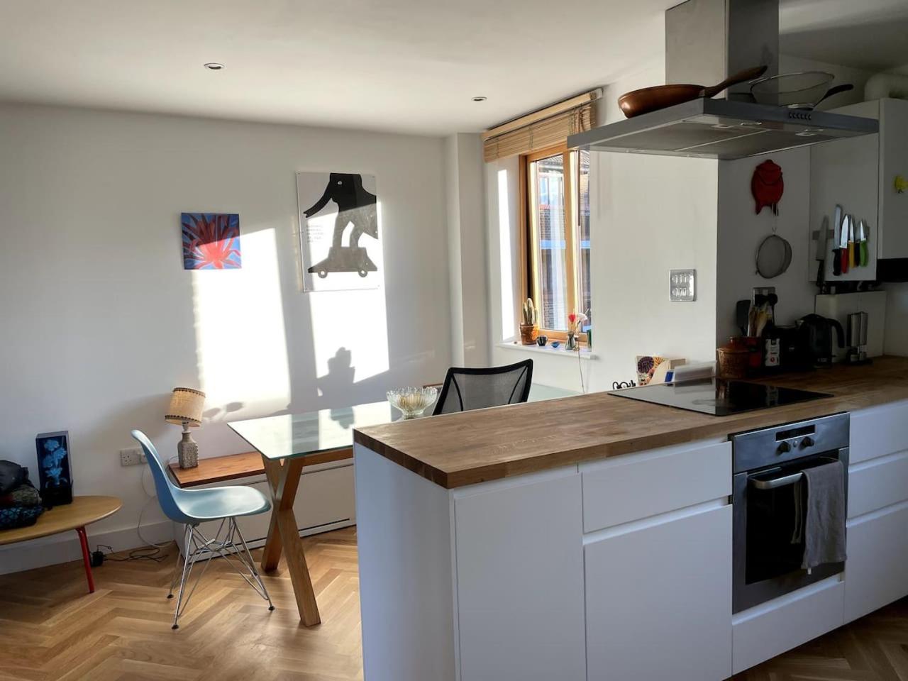 Apartment Idyllic Flat Over River Lea *