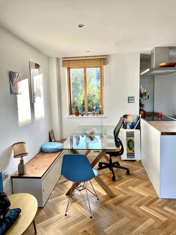 Idyllic Flat Over River Lea