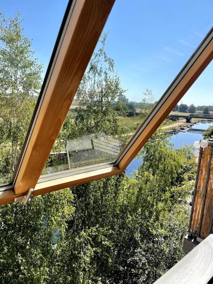 Idyllic Flat Over River Lea * London