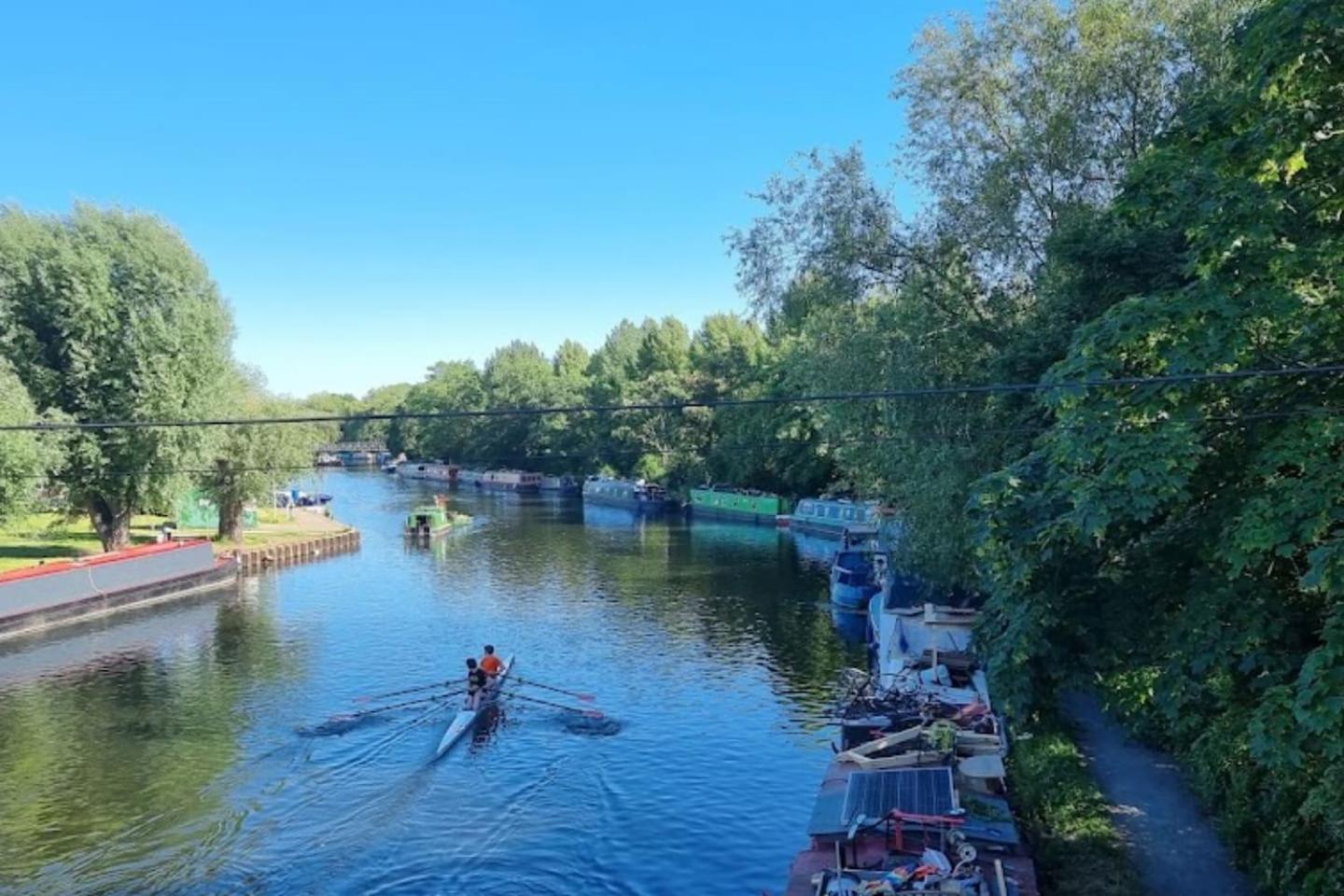 Idyllic Flat Over River Lea Apartment *