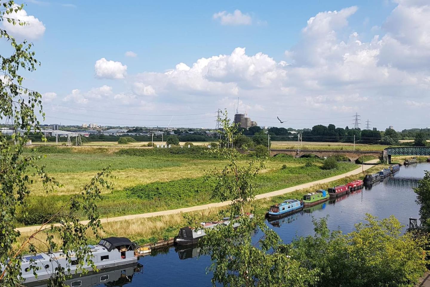 Idyllic Flat Over River Lea Apartment *