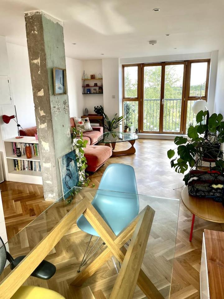 Idyllic Flat Over River Lea * London