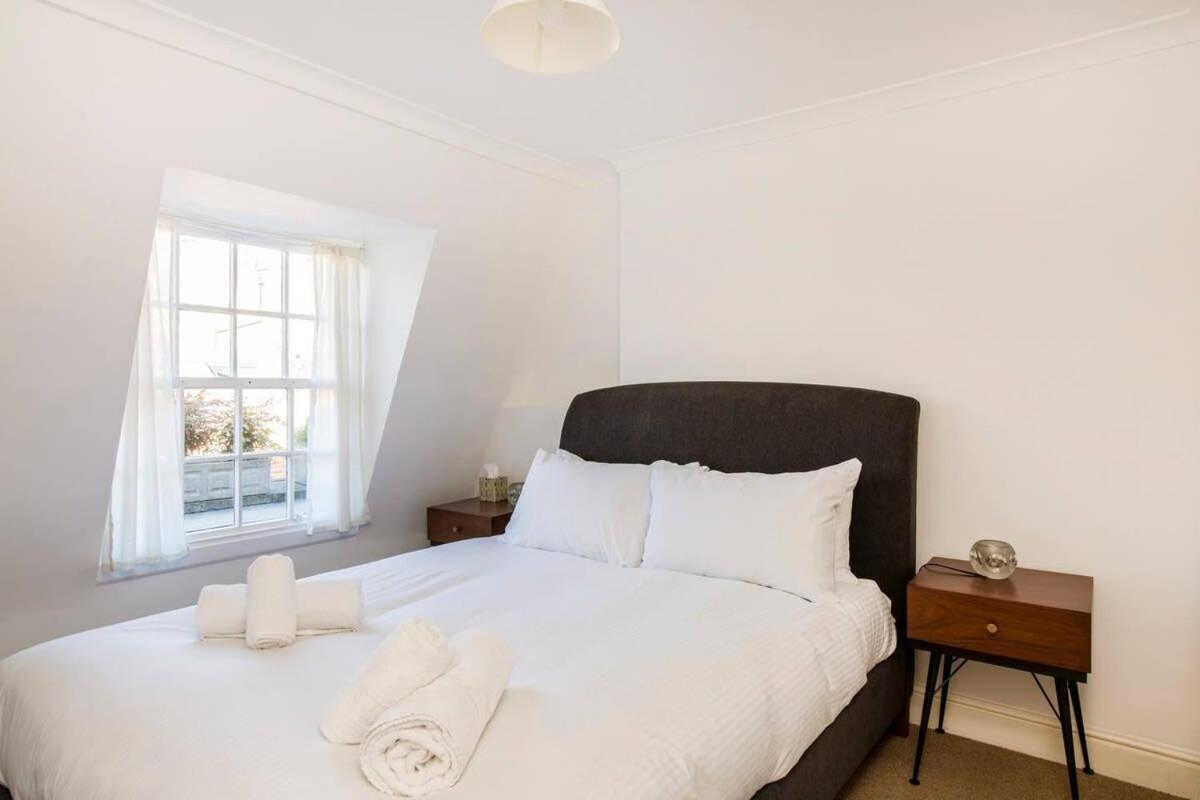 Idyllic Mews In Fantastic Location! London