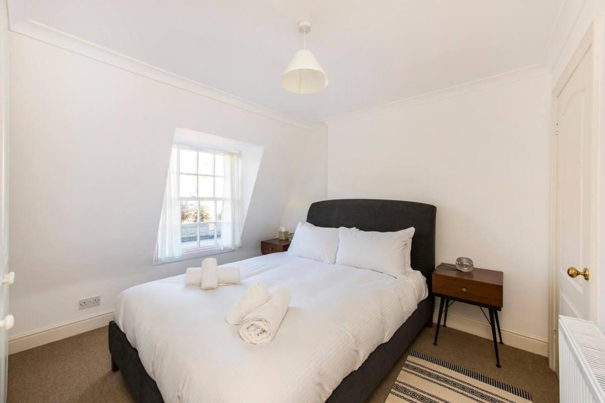Idyllic Mews In Fantastic Location! * London