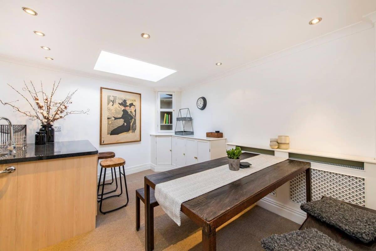 Idyllic Mews In Fantastic Location! *