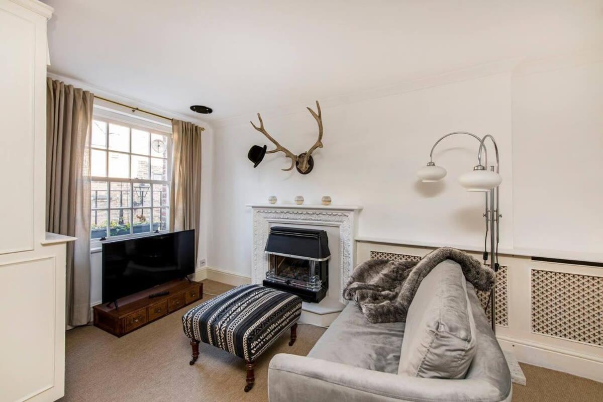 Idyllic Mews In Fantastic Location!