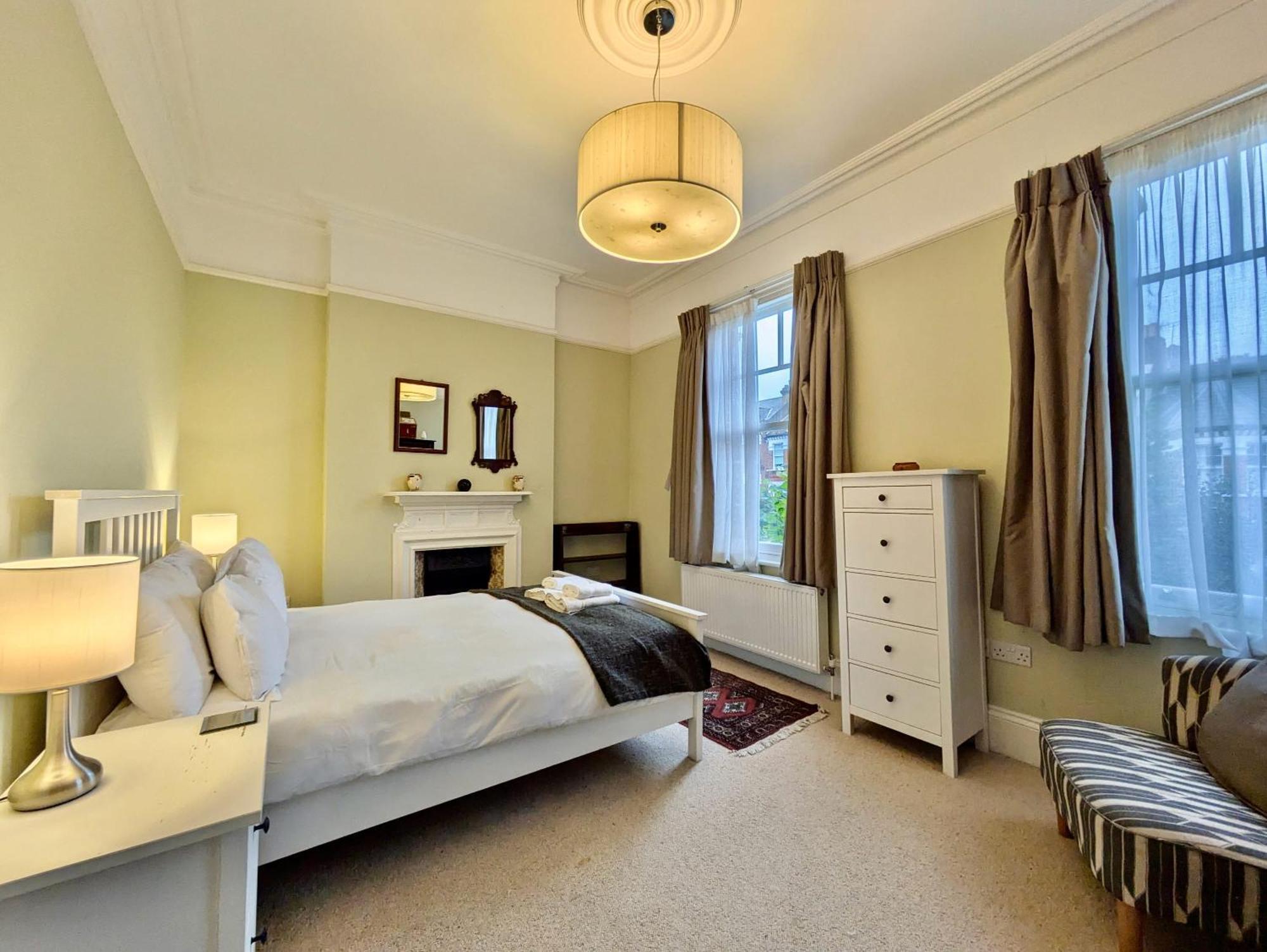 Impressive 5br Family In Leafy Feriehus London