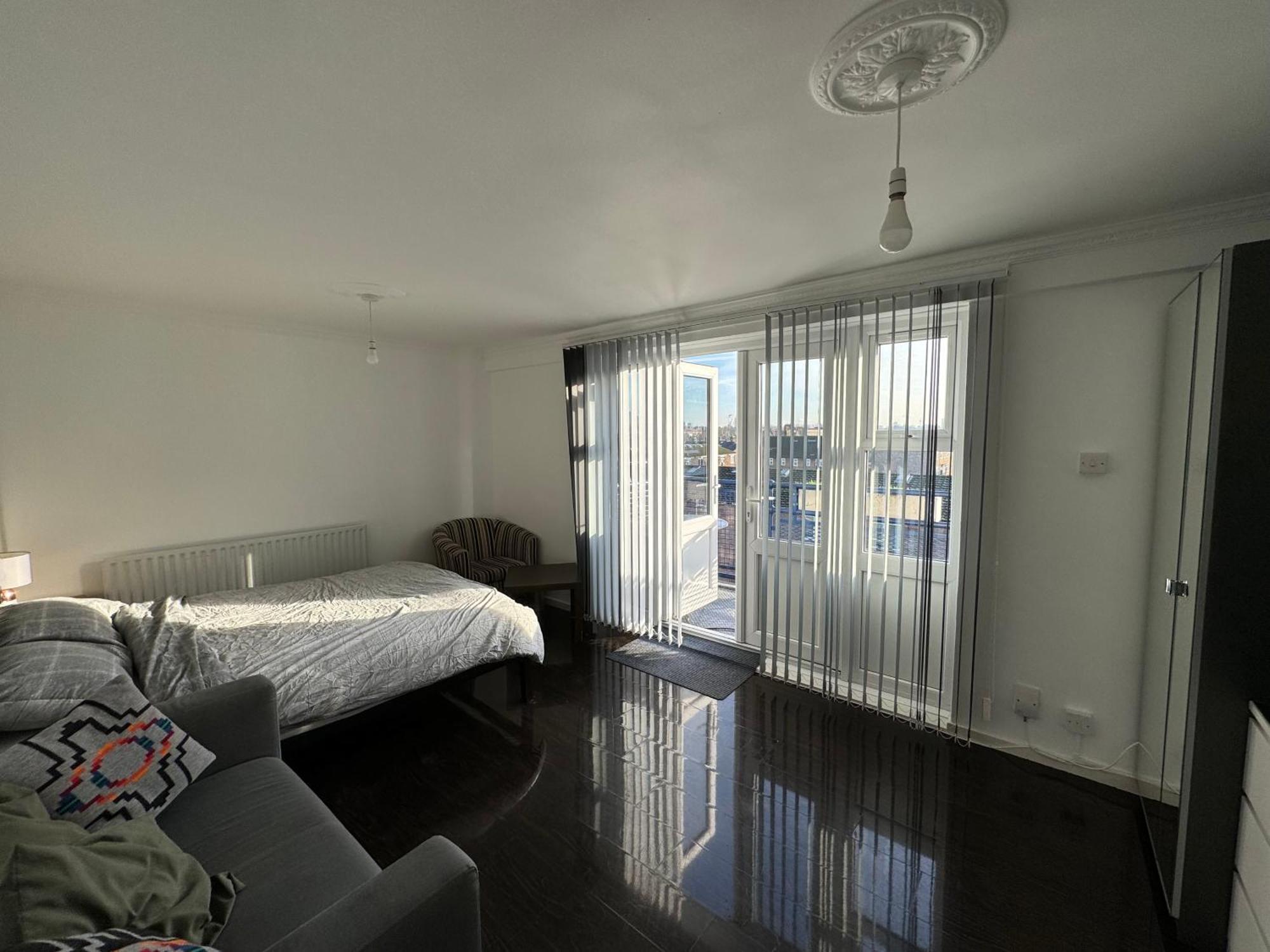 Large Private With Balcony Homestay *