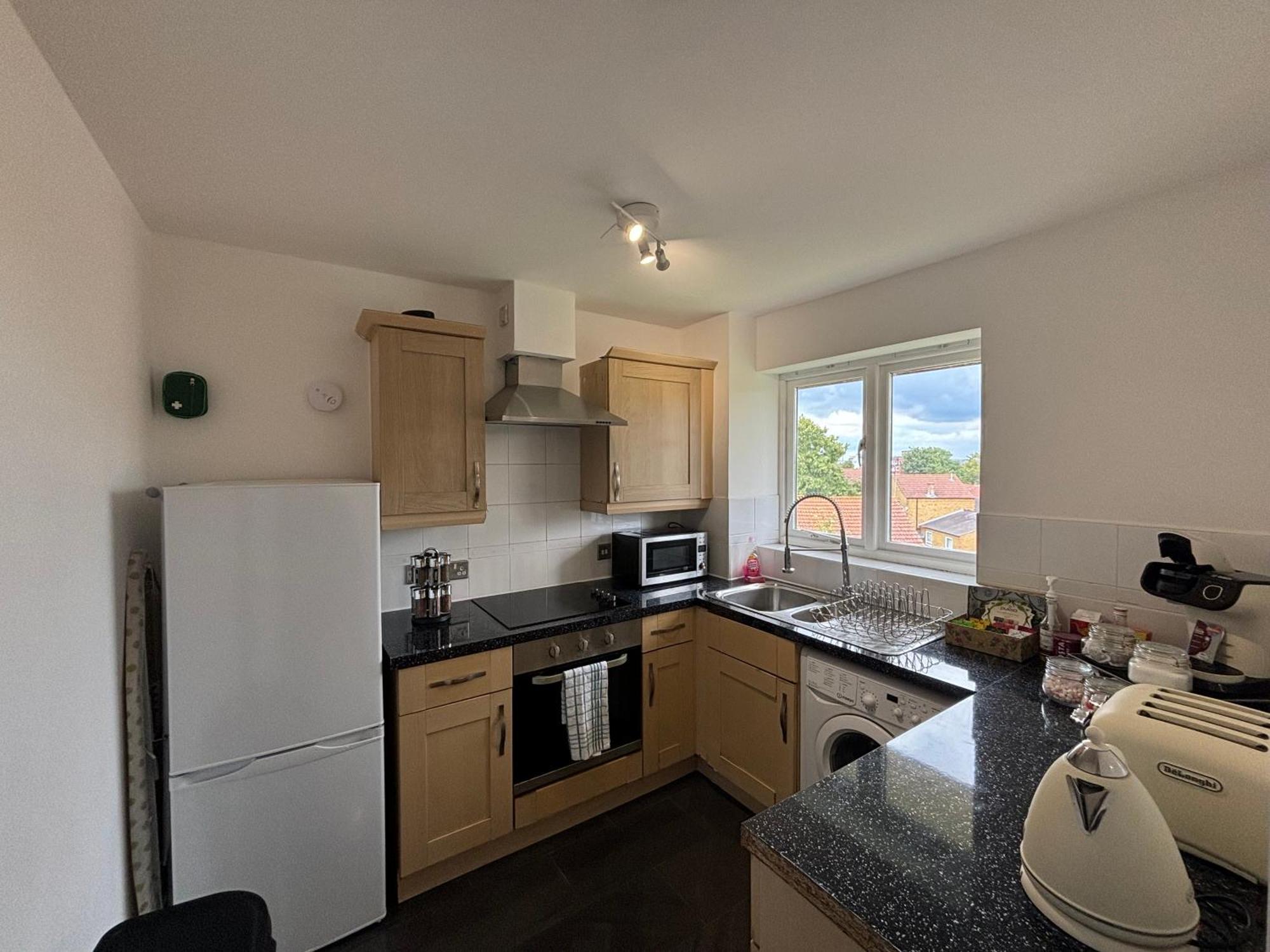 Skyline Haven - Modern 2B, Parking, Wifi & 4Ktv Apartment London