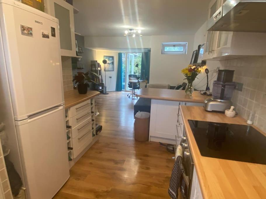 Retreat Escape In Oval - Elephant & Castle *