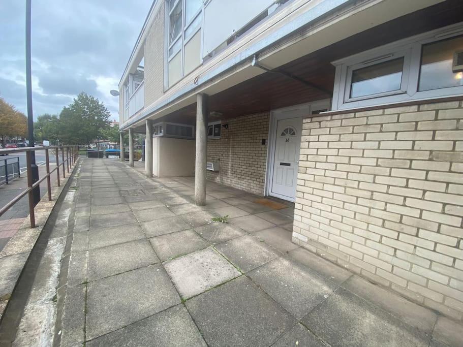 Retreat Escape In Oval - Elephant & Castle