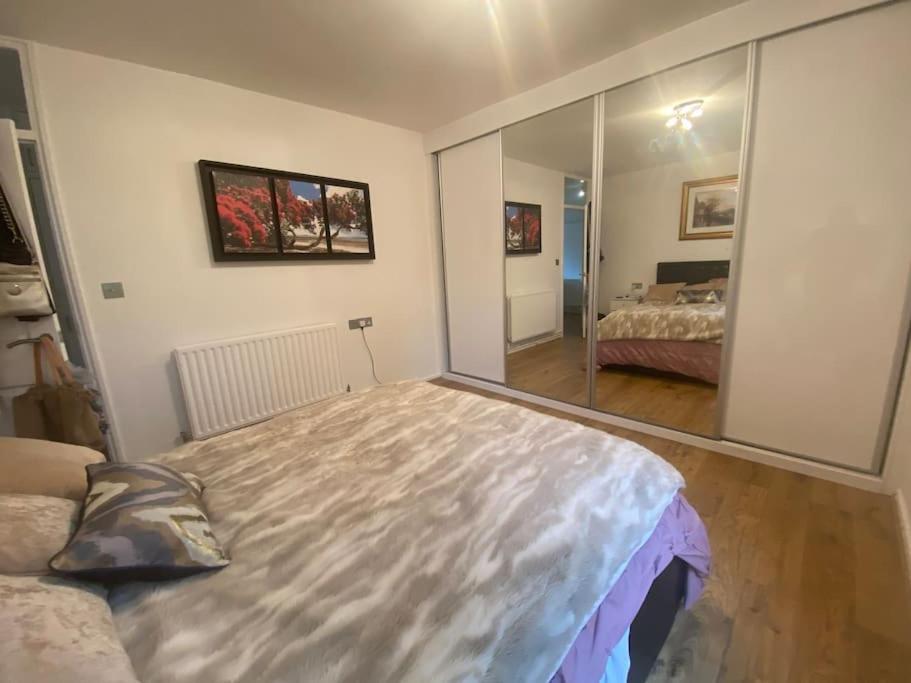 Retreat Escape In Oval - Elephant & Castle