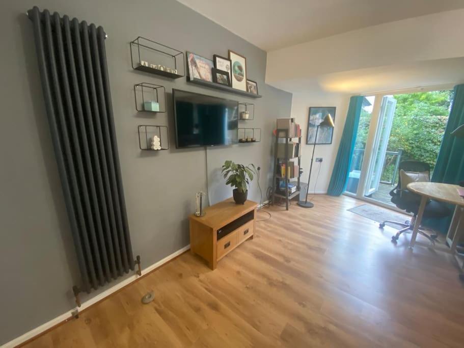 Retreat Escape In Oval - Elephant & Castle *