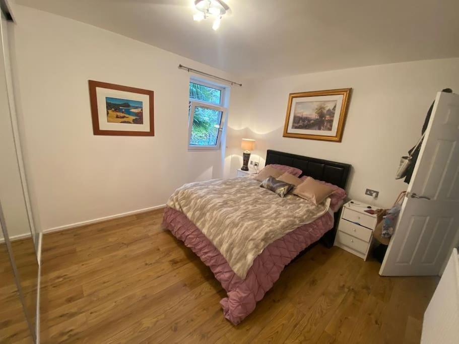 Retreat Escape In Oval - Elephant & Castle