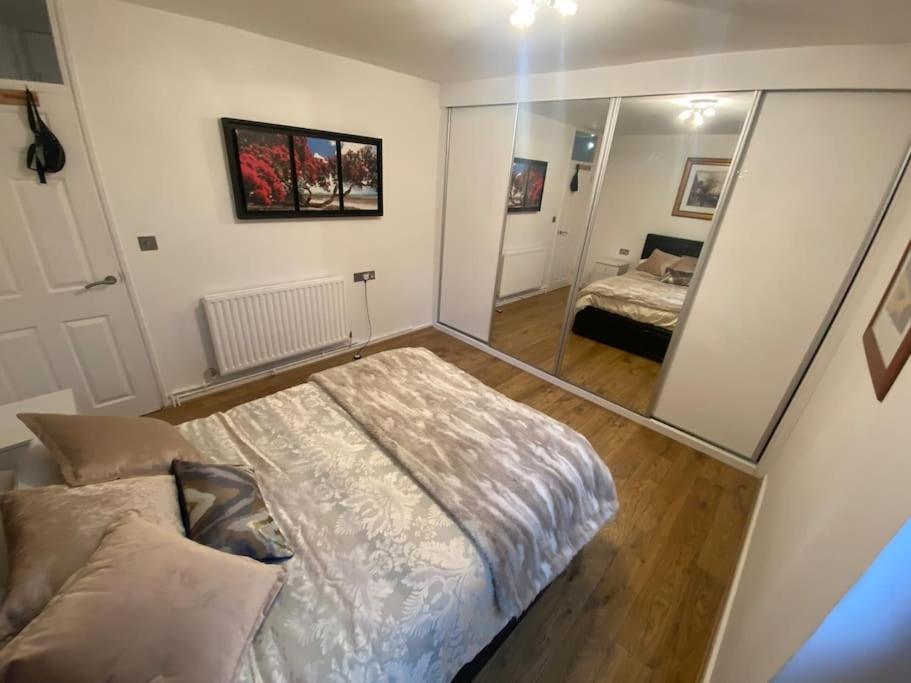 Retreat Escape In Oval - Elephant & Castle *