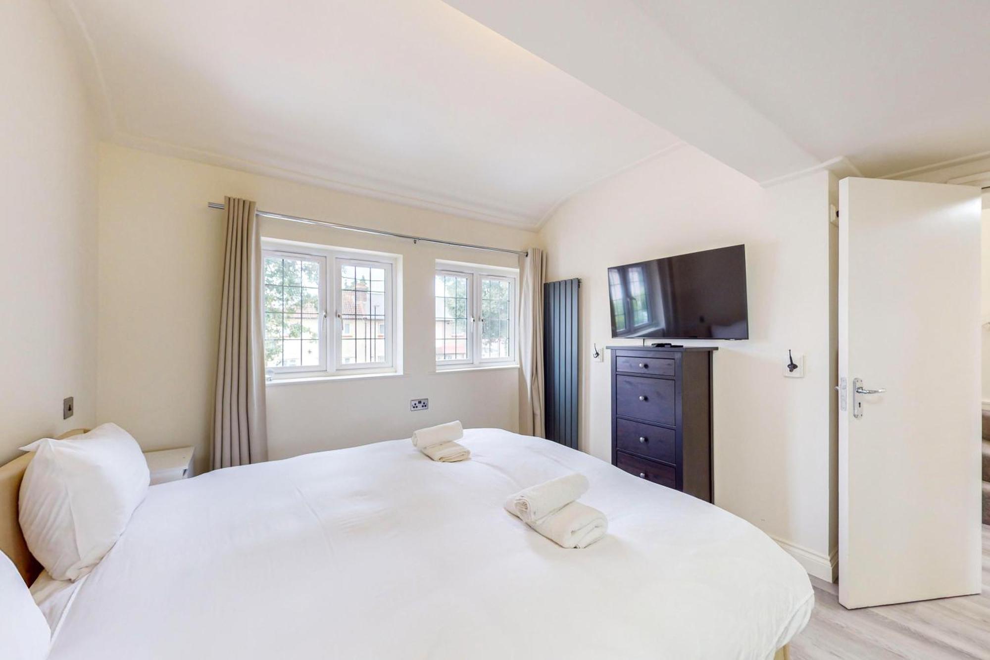 Holiday home 2bed With Free Parking & An Aircon - 40min To Centre *
