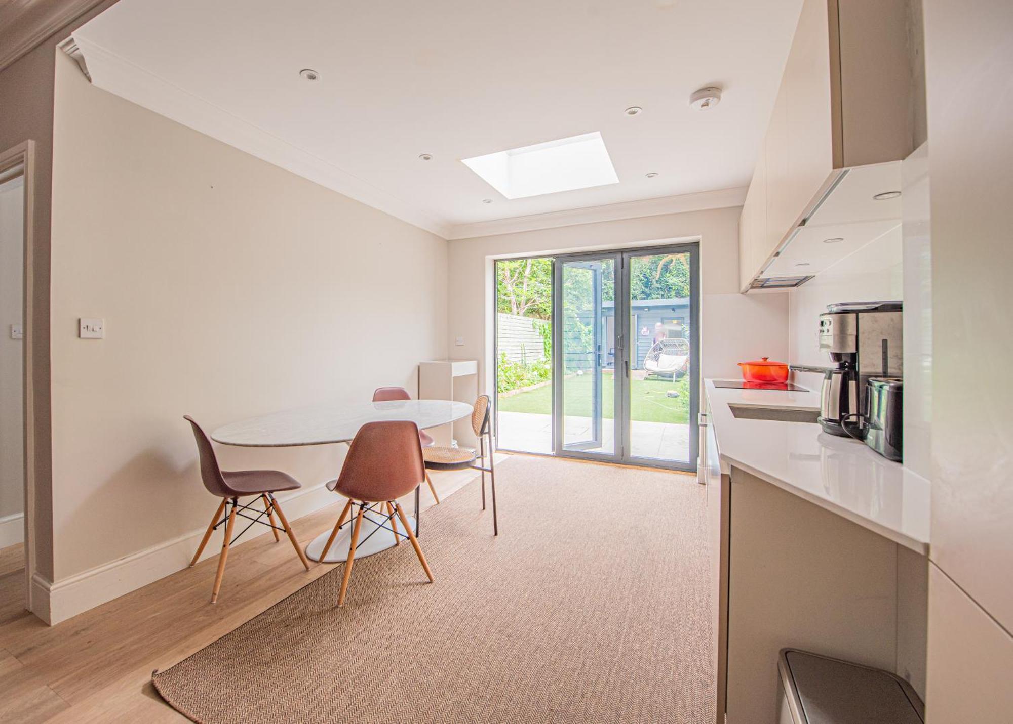 Stylish 3 Bedroom Flat In Little Venice Apartment