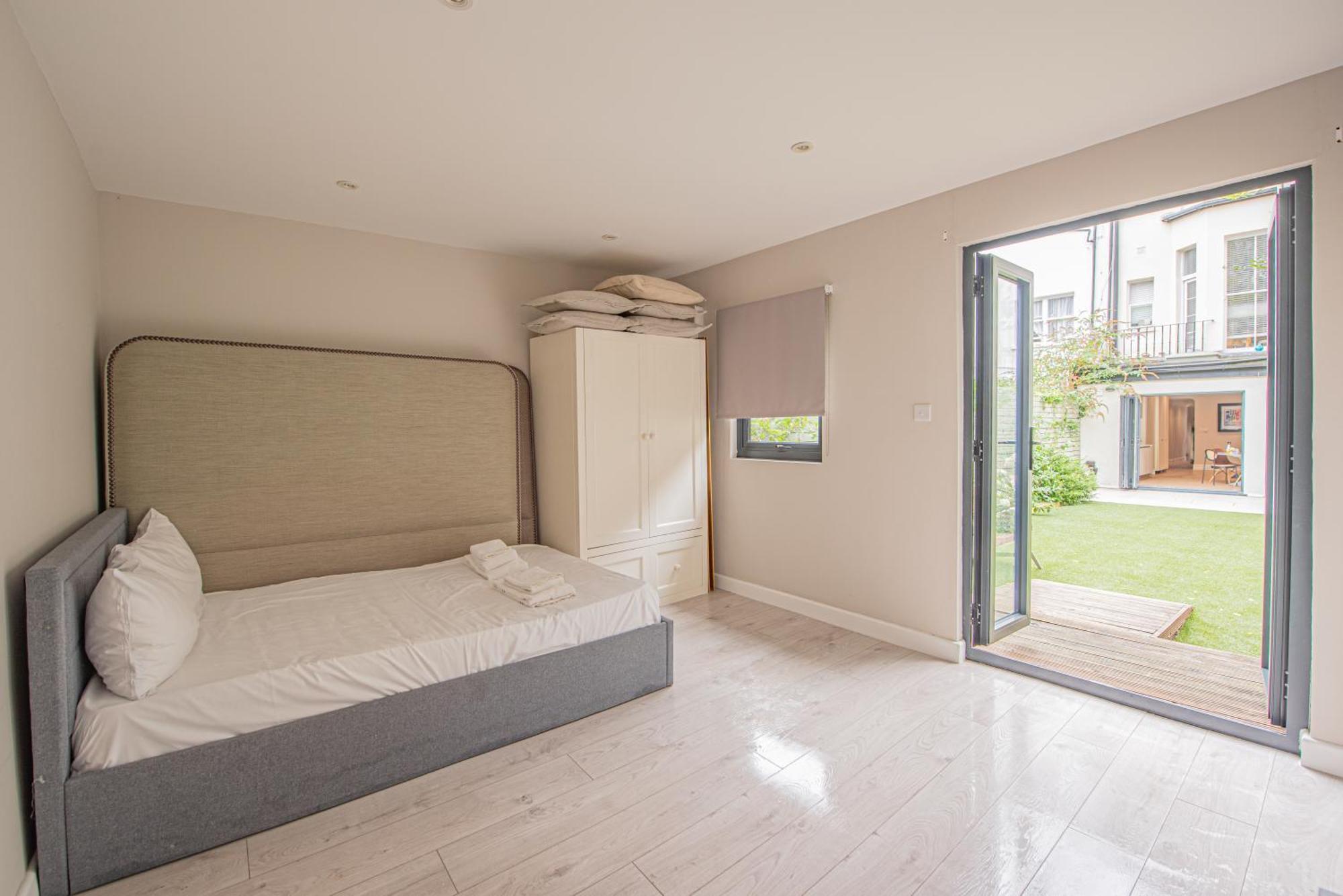 Stylish 3 Bedroom Flat In Little Venice