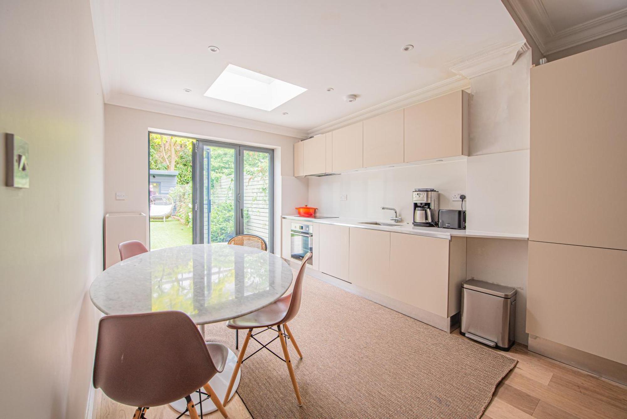 Stylish 3 Bedroom Flat In Little Venice