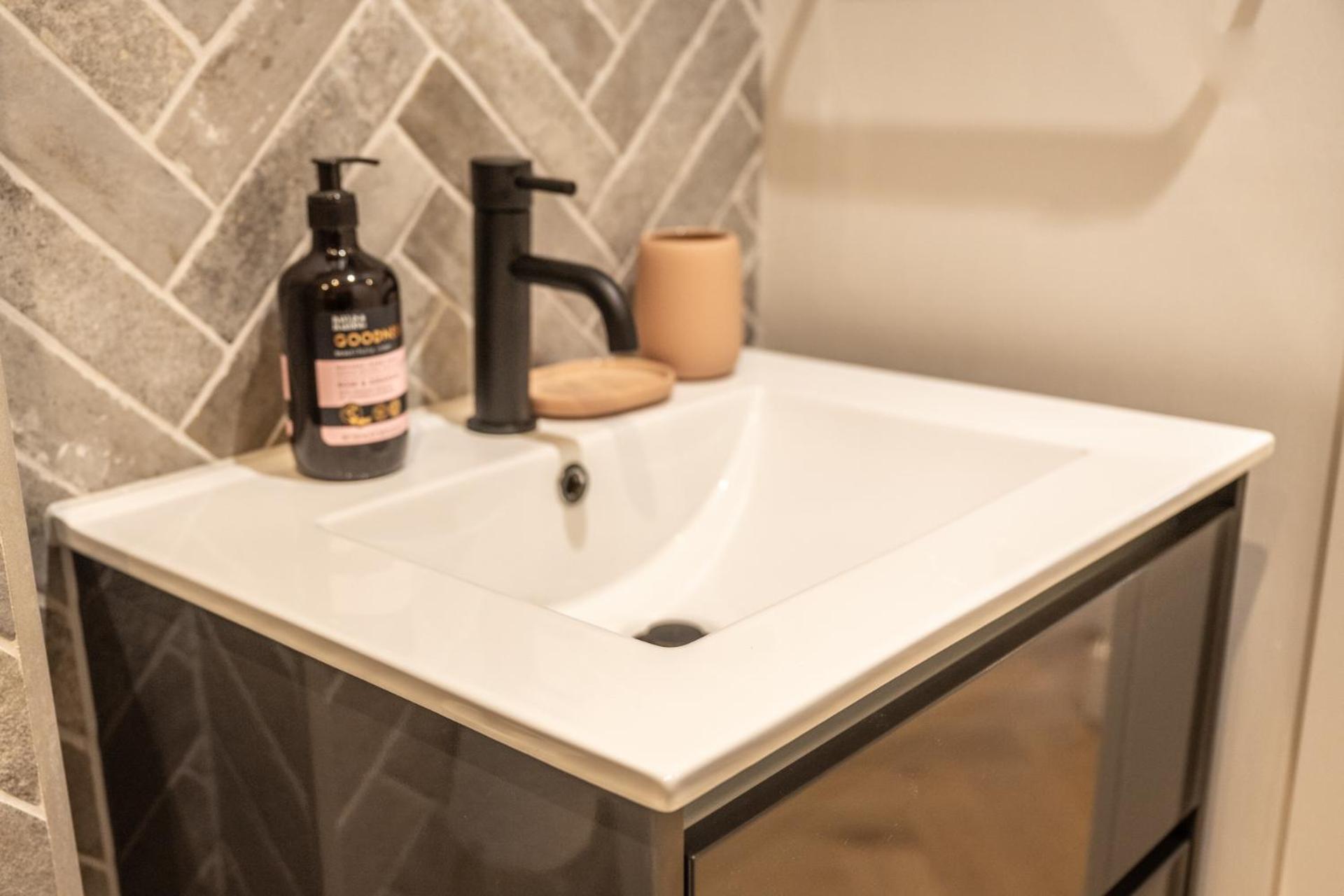 Modern, Stylish Newly Refurbished 2nd Floor In Fitzrovia Apartment