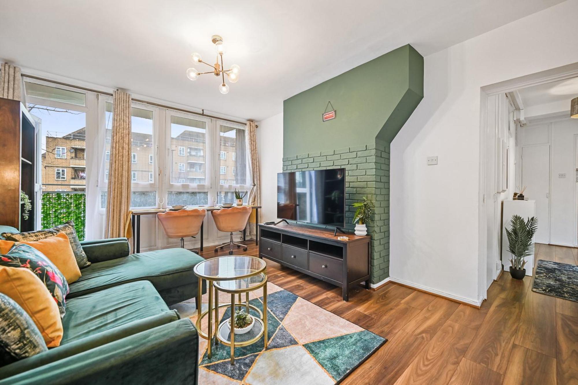 Chic 2-bed Flat With Workspace, Balcony, Parking Apartment London