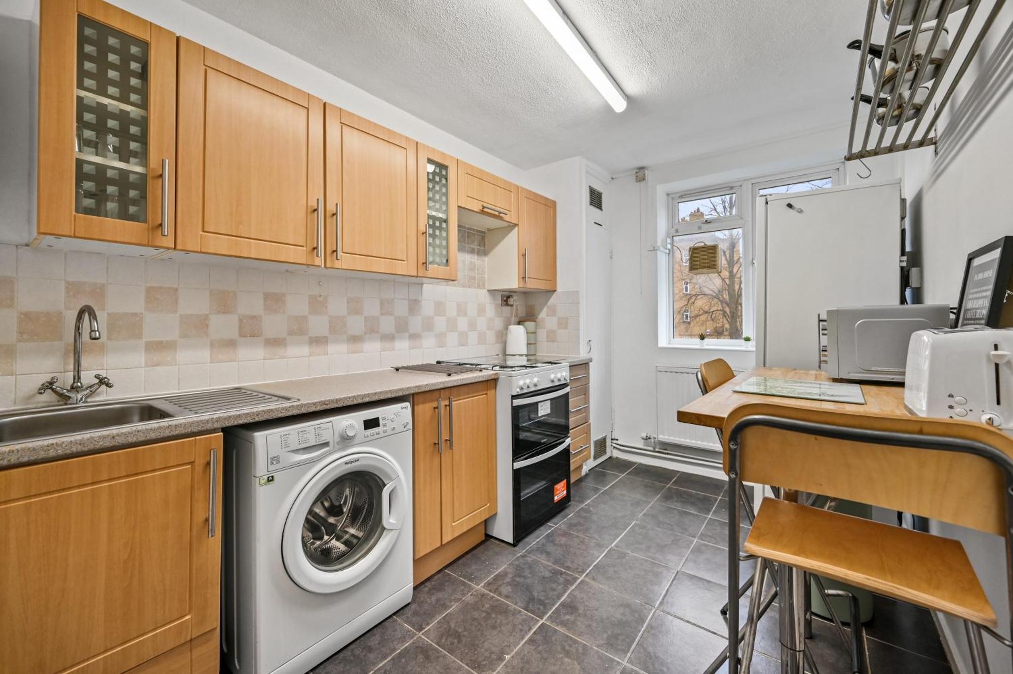 Chic 2-bed Flat With Workspace, Balcony, Parking * London