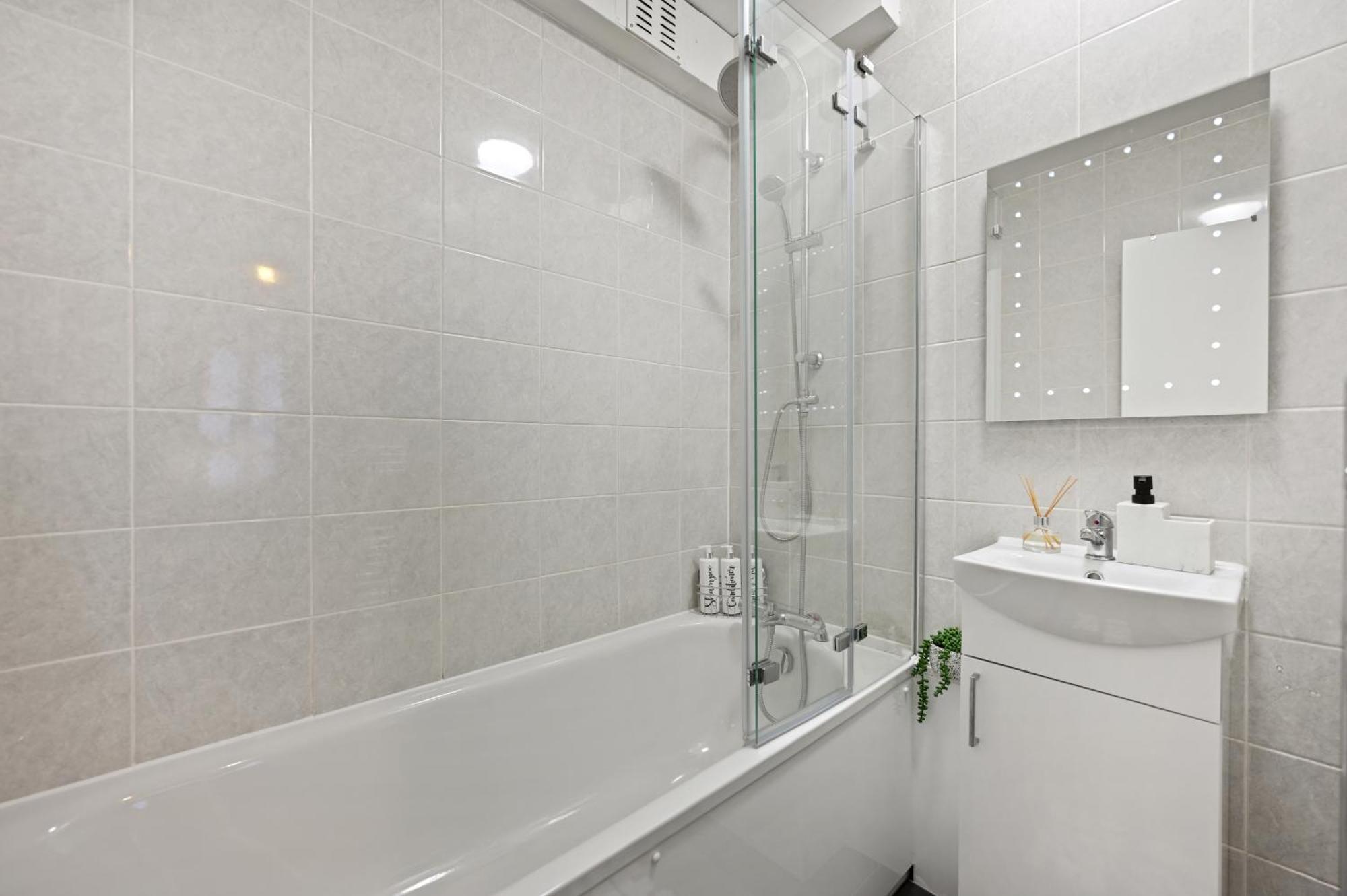 Chic 2-bed Flat With Workspace, Balcony, Parking Apartment