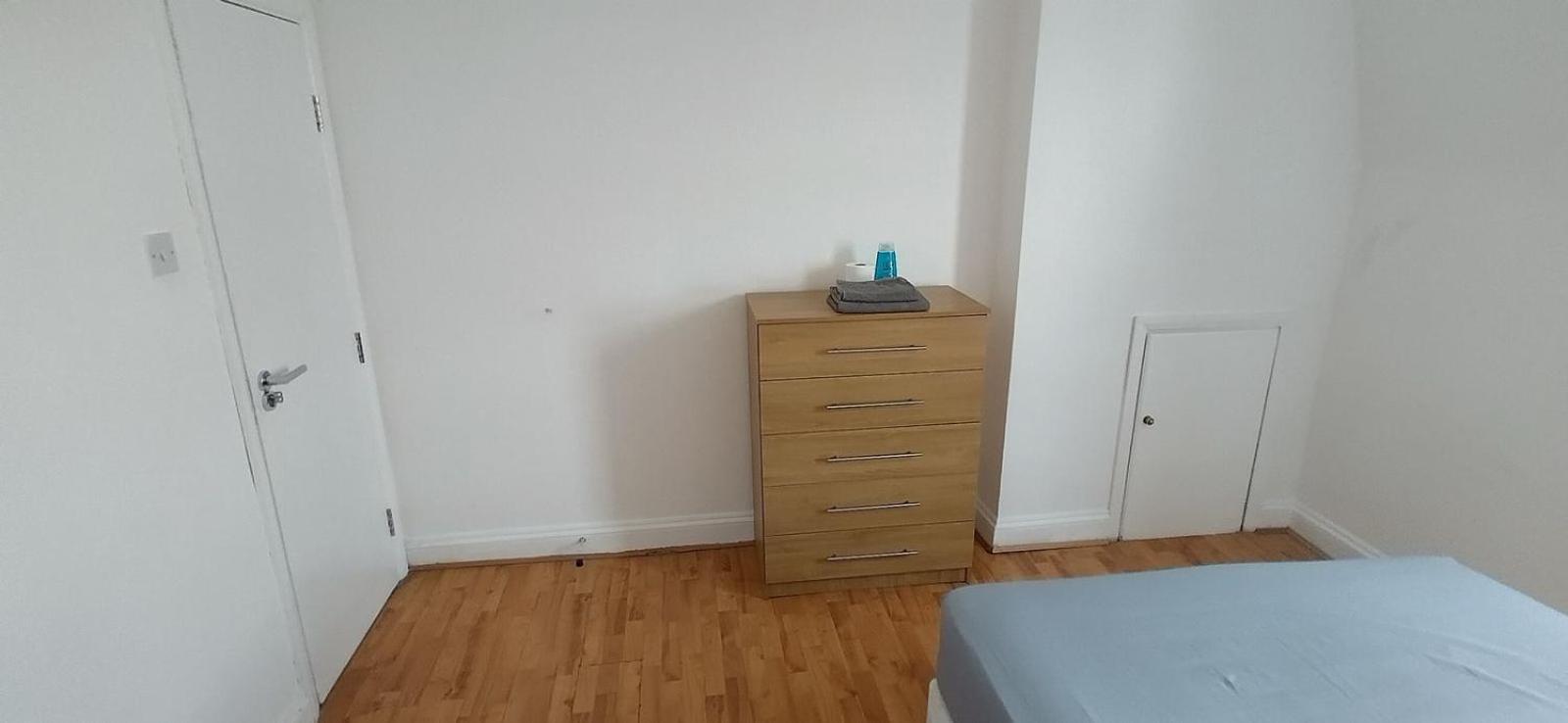 Large Double Green Lane Manor House Zone 2 * Londen