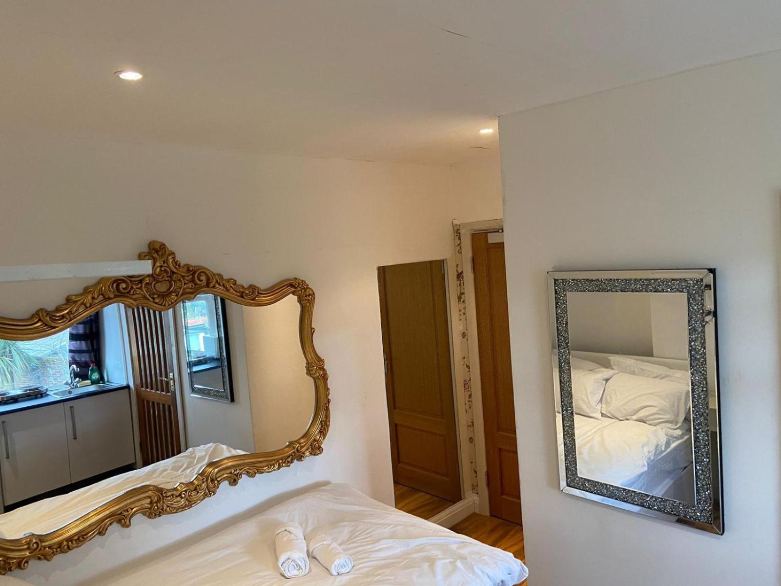 Shahenaz Apartment London