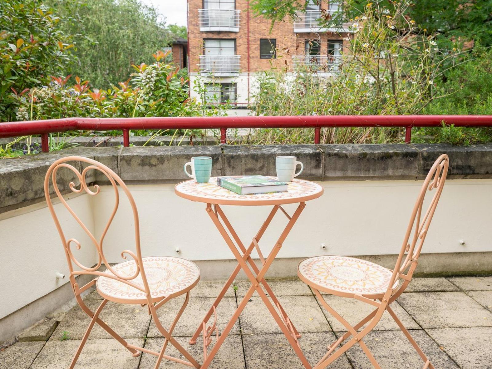 Pass The Keys - Waterfront Terrace Parking Apartment *