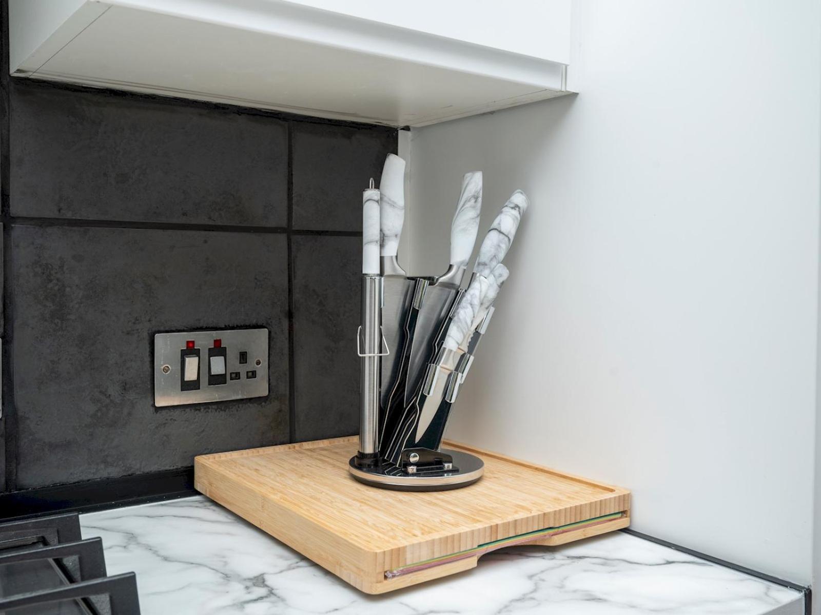 Pass The Keys - Waterfront Terrace Parking Apartment London