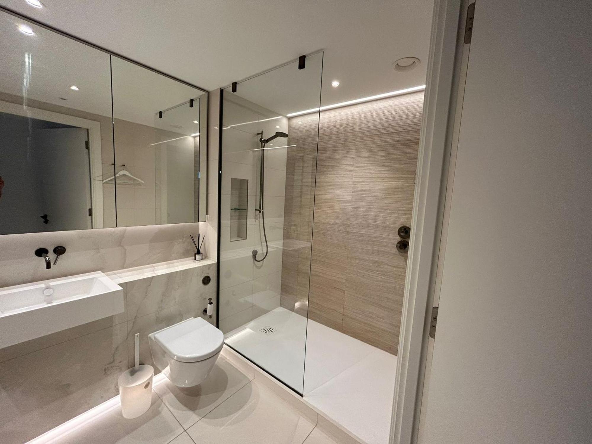 Luxury 2 Beds In White Appartement
