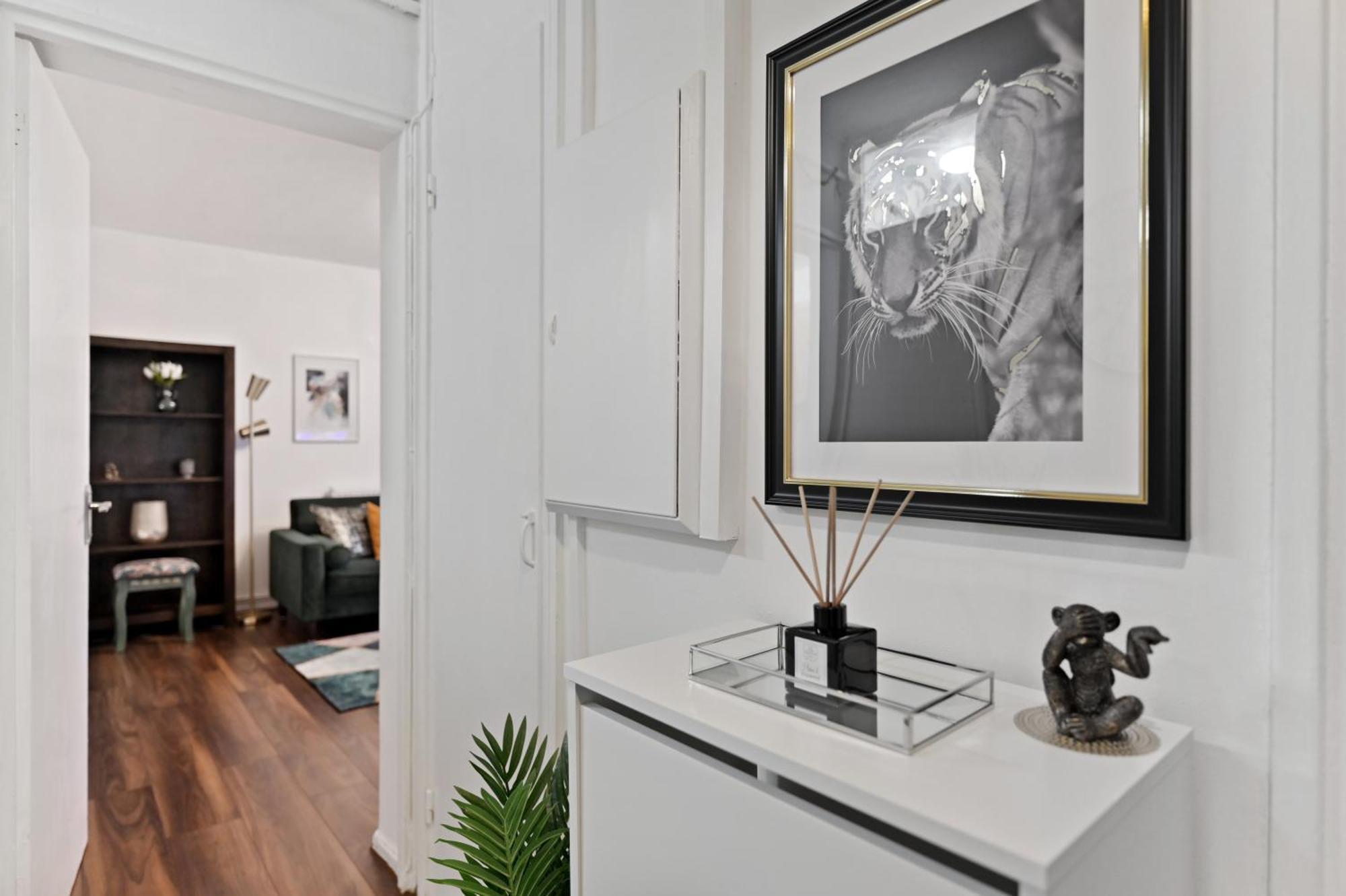 Chic 2-bed Flat With Workspace, Balcony, Parking London