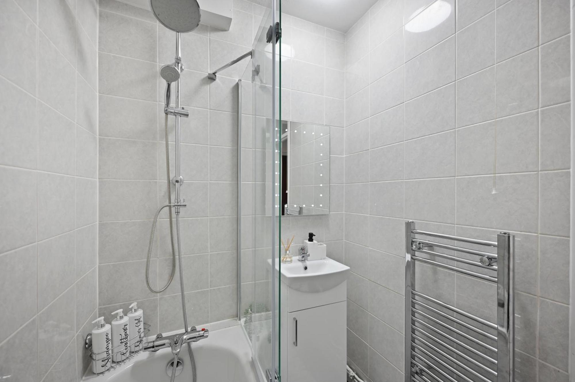 Apartment Chic 2-bed Flat With Workspace, Balcony, Parking *