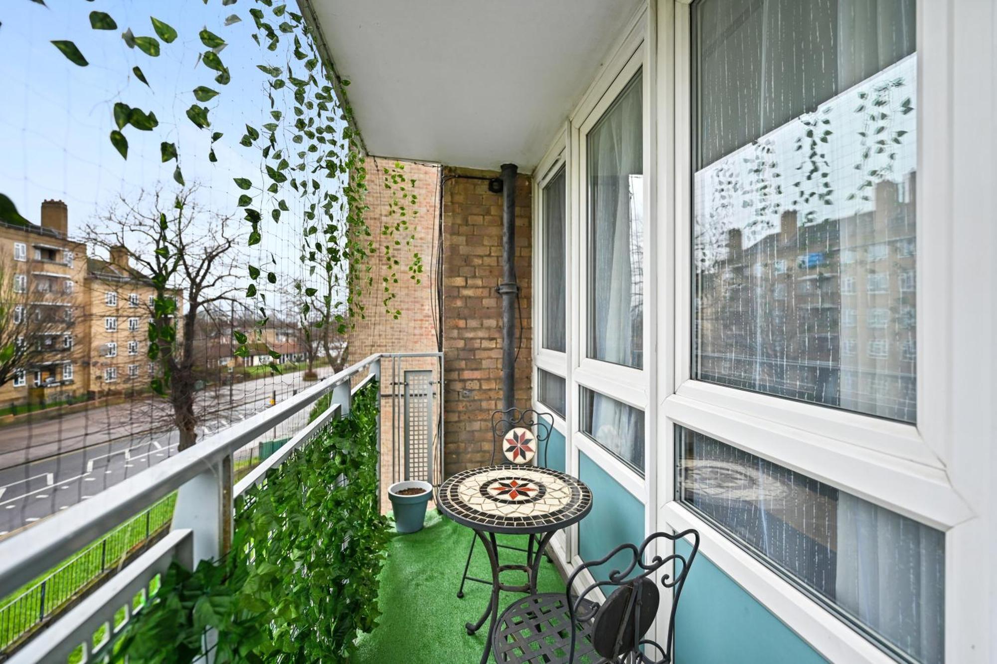 Apartment Chic 2-bed Flat With Workspace, Balcony, Parking *