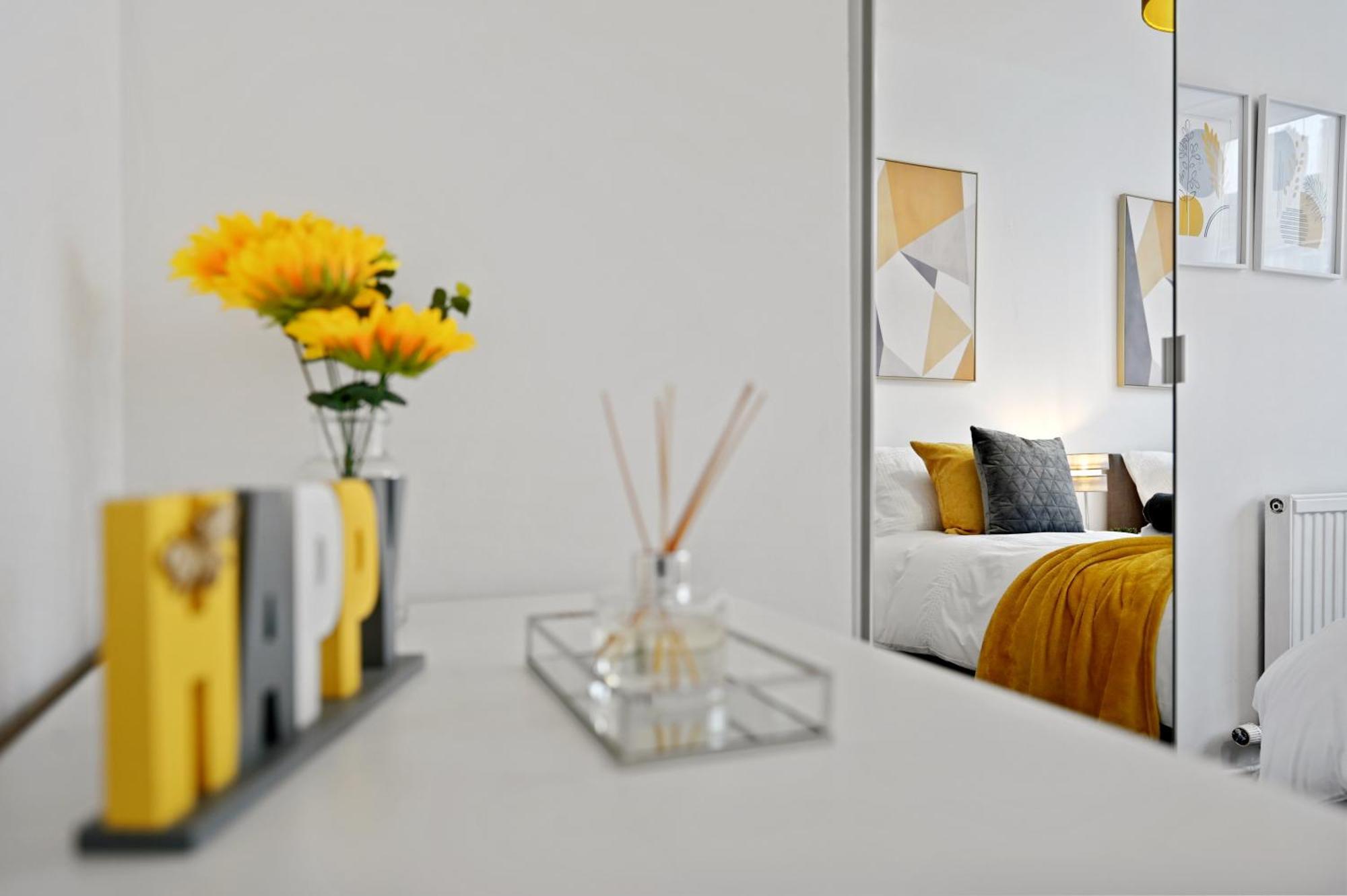 Chic 2-bed Flat With Workspace, Balcony, Parking Apartment London