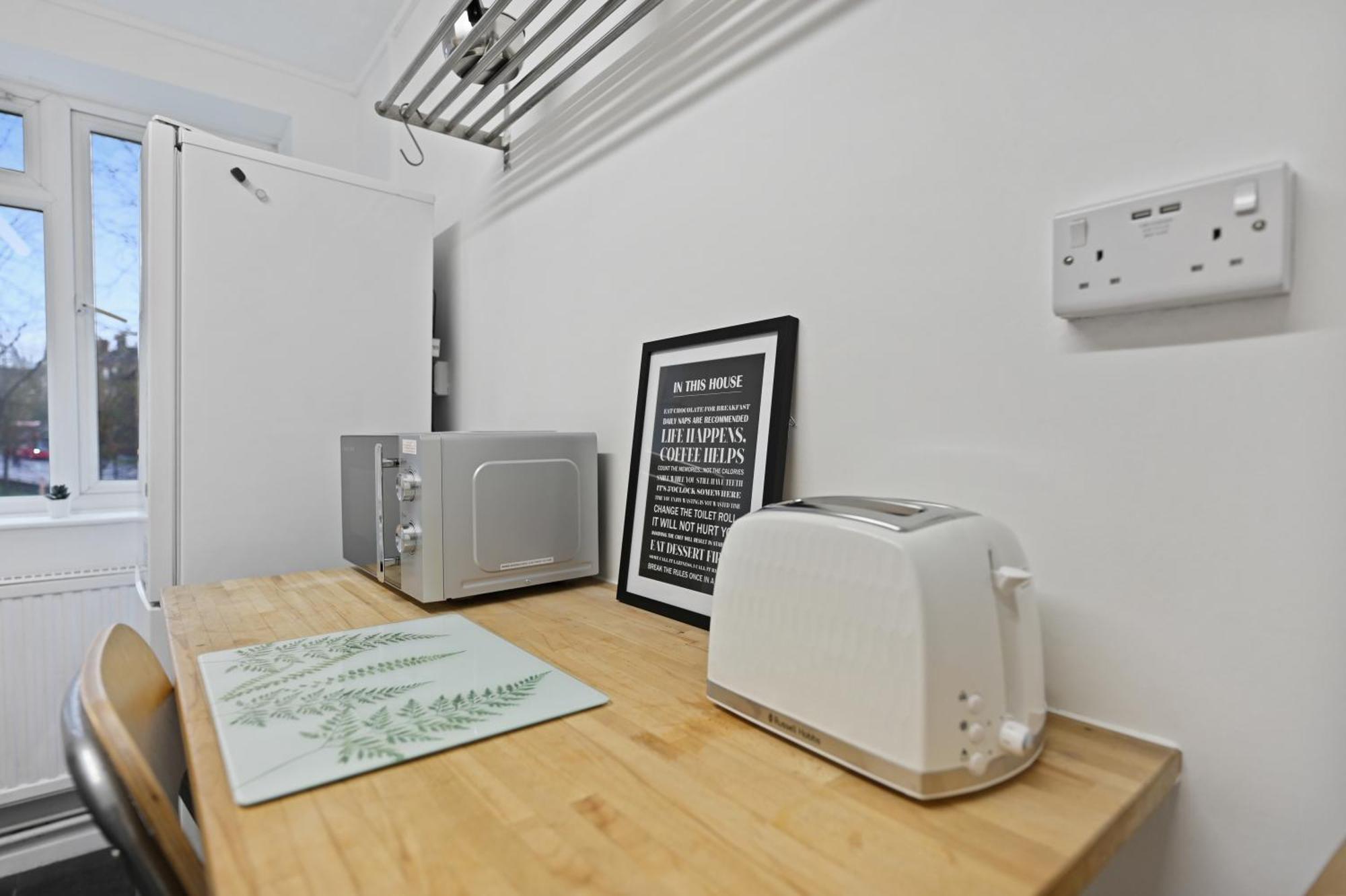 Apartment Chic 2-bed Flat With Workspace, Balcony, Parking London