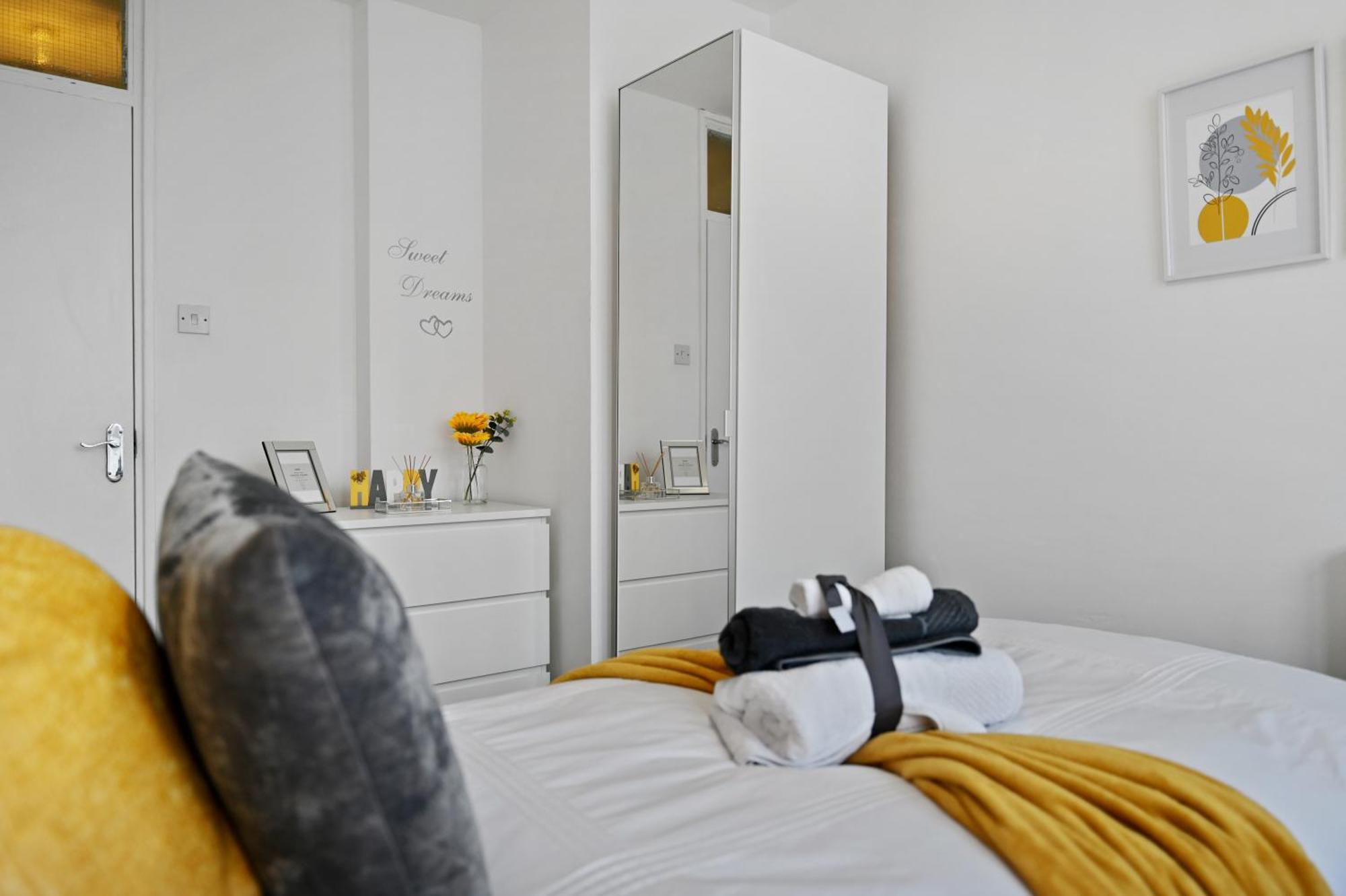 Chic 2-bed Flat With Workspace, Balcony, Parking Apartment