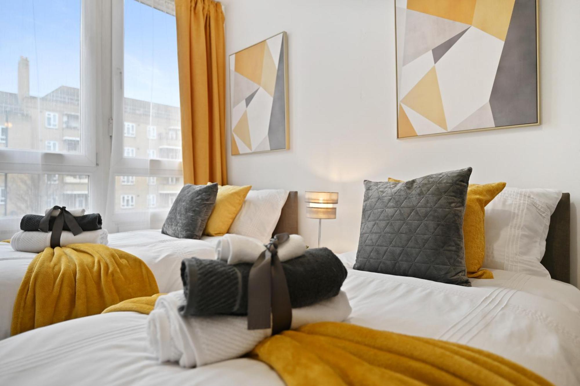 Chic 2-bed Flat With Workspace, Balcony, Parking * London