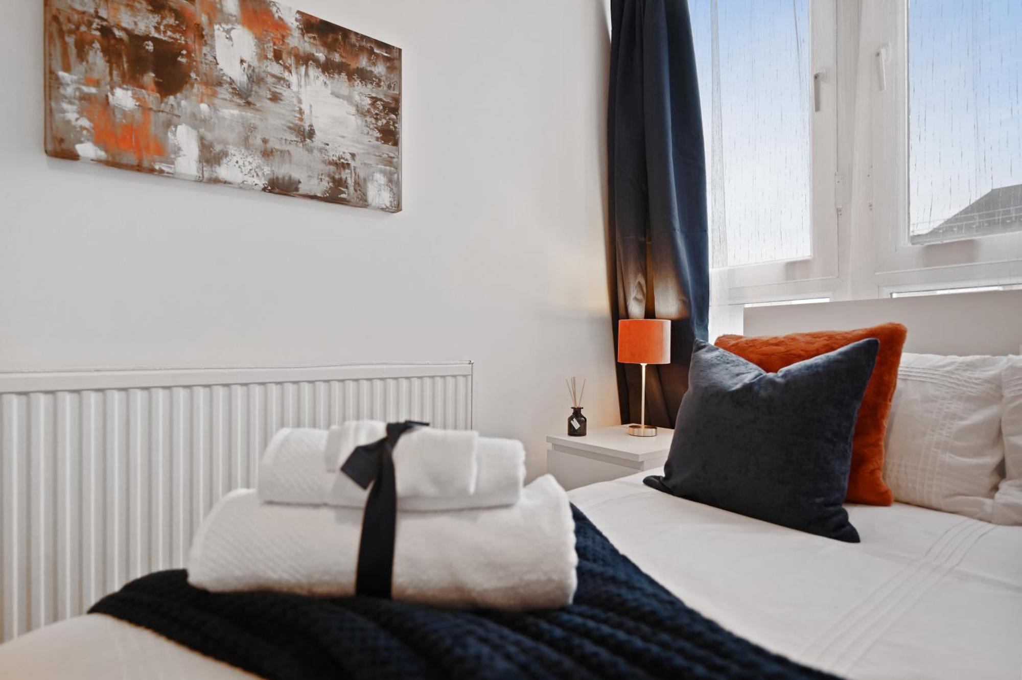 Chic 2-bed Flat With Workspace, Balcony, Parking London