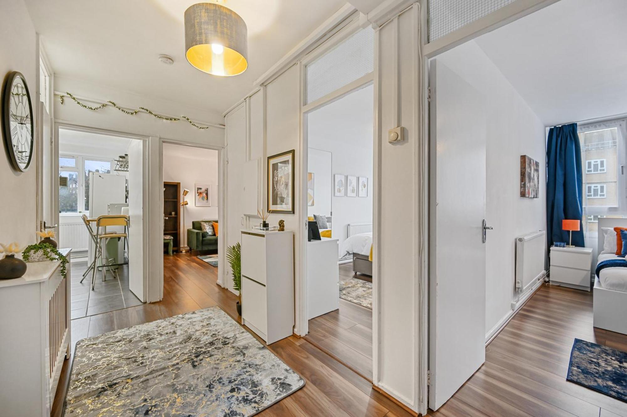 Apartment Chic 2-bed Flat With Workspace, Balcony, Parking