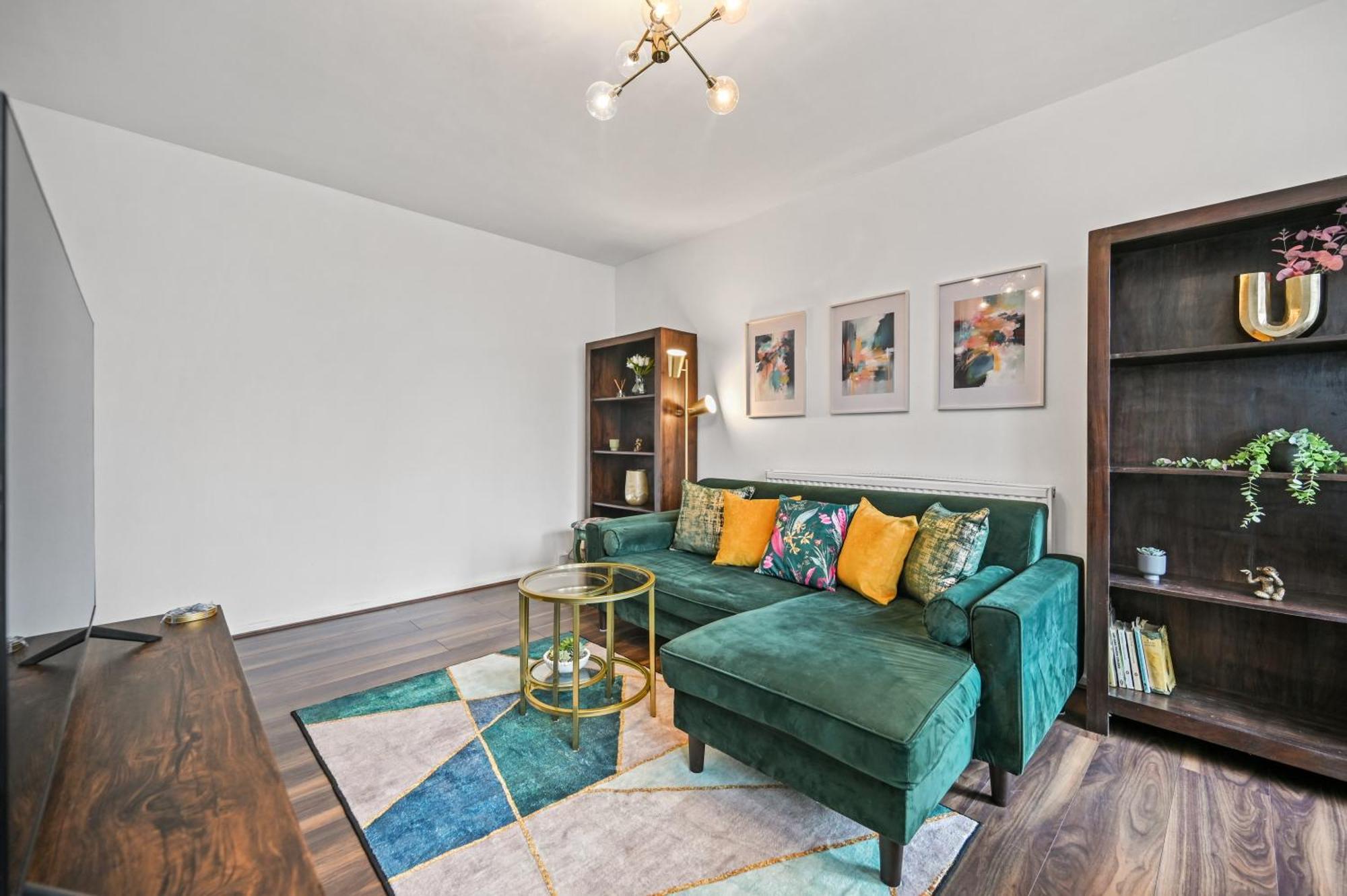 Chic 2-bed Flat With Workspace, Balcony, Parking Apartment *