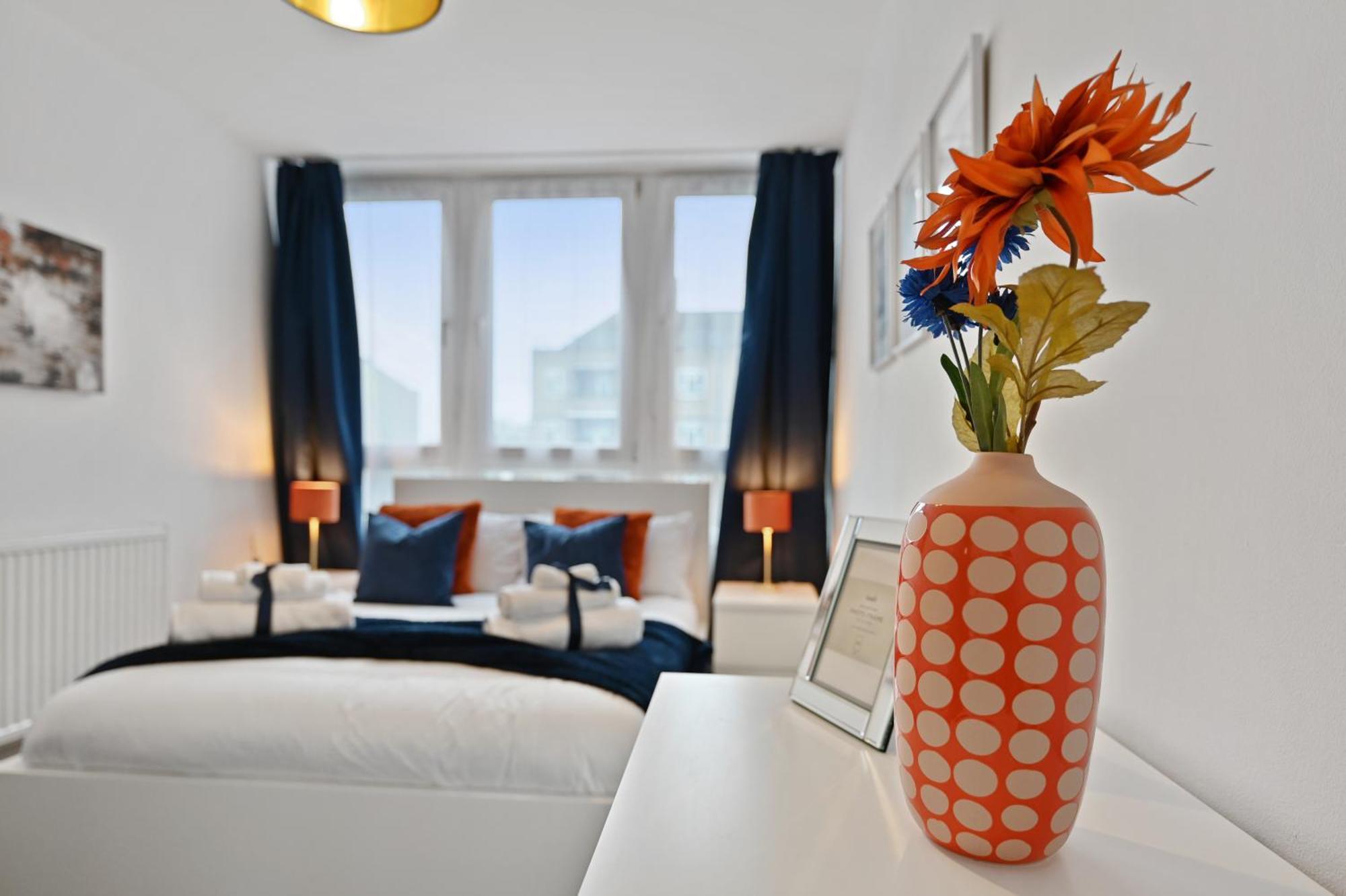 Chic 2-bed Flat With Workspace, Balcony, Parking Apartment London
