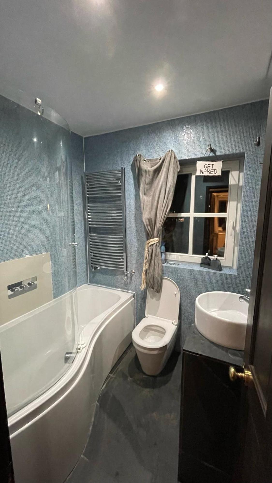 Apartment Stepney Gated Area With Parking & Garden *