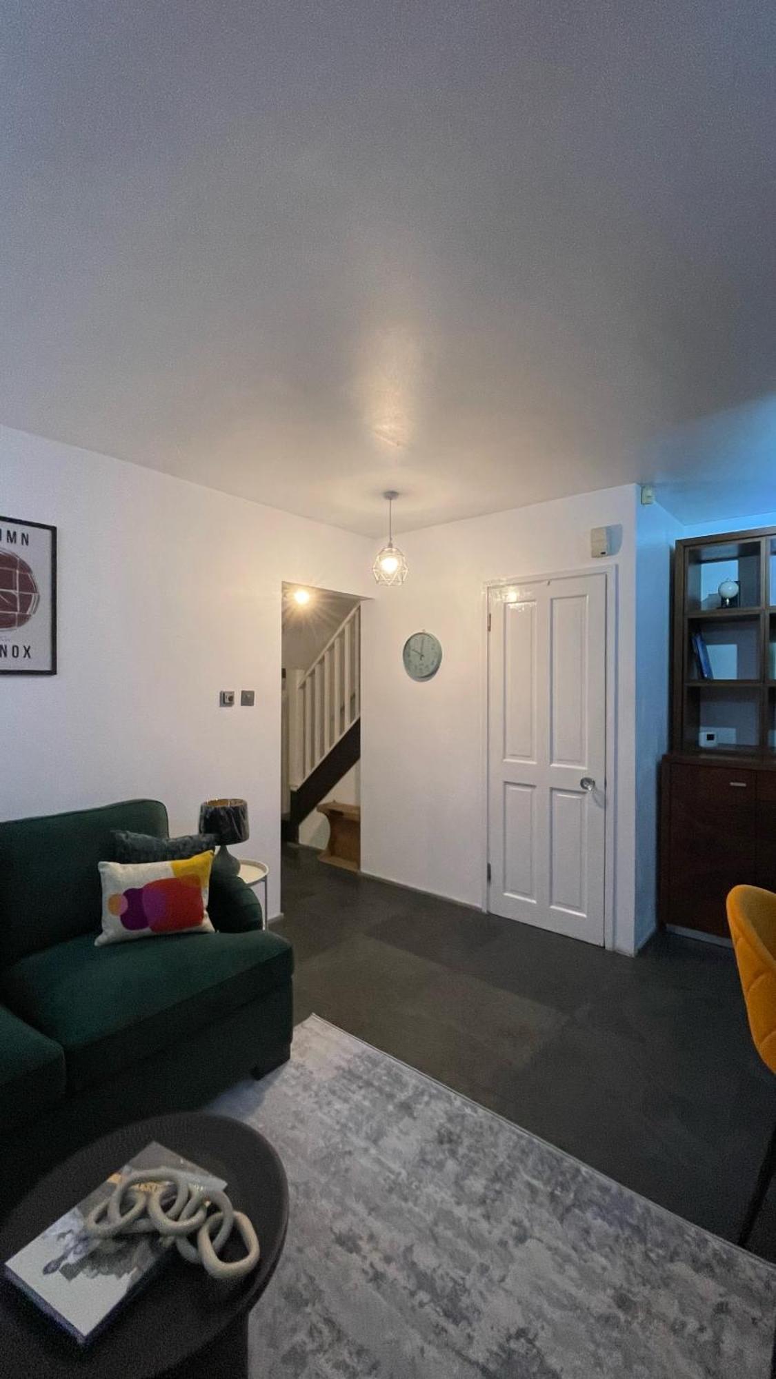 Stepney Gated Area With Parking & Garden Apartment