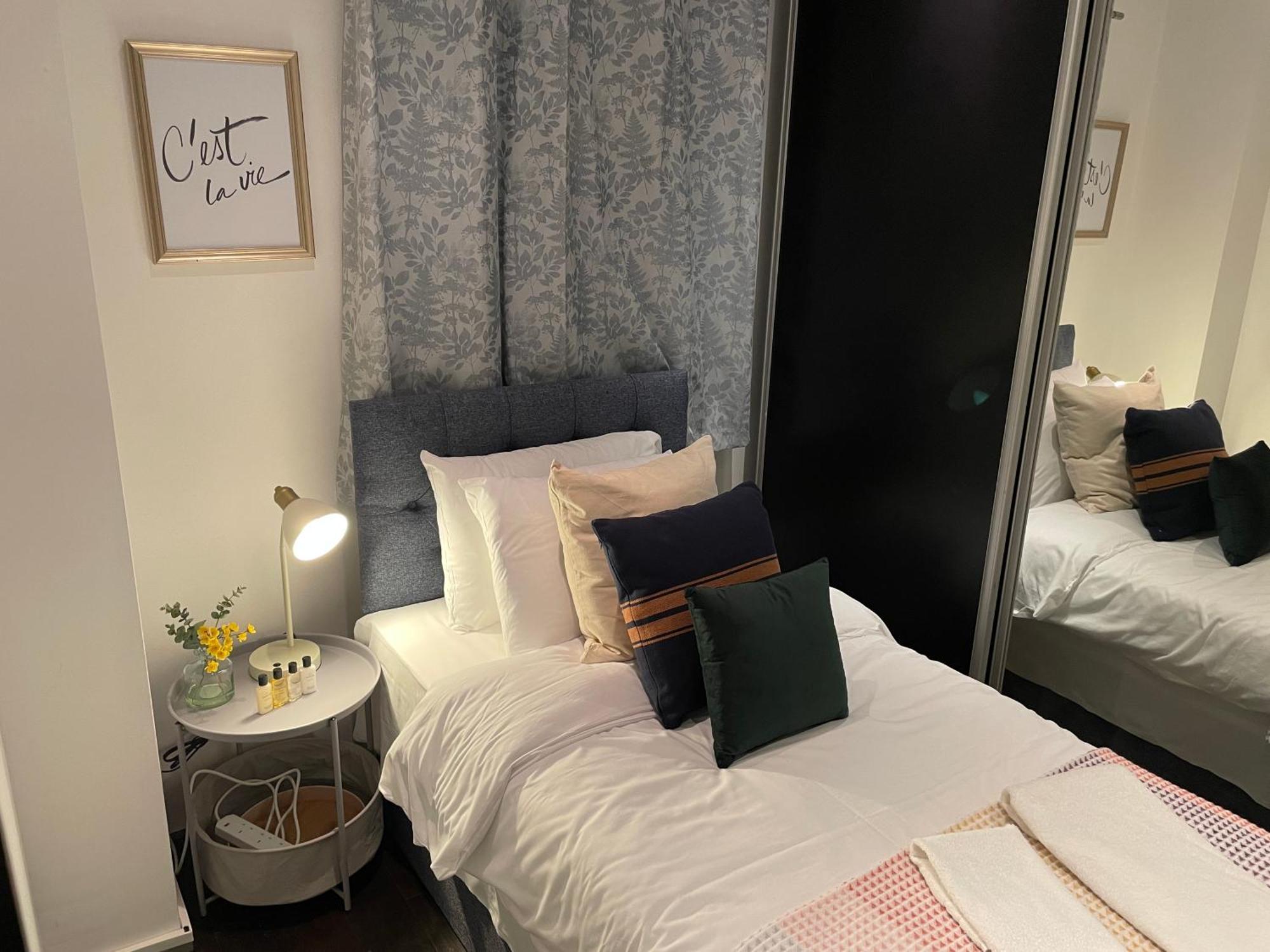 Stepney Gated Area With Parking & Garden Apartment London