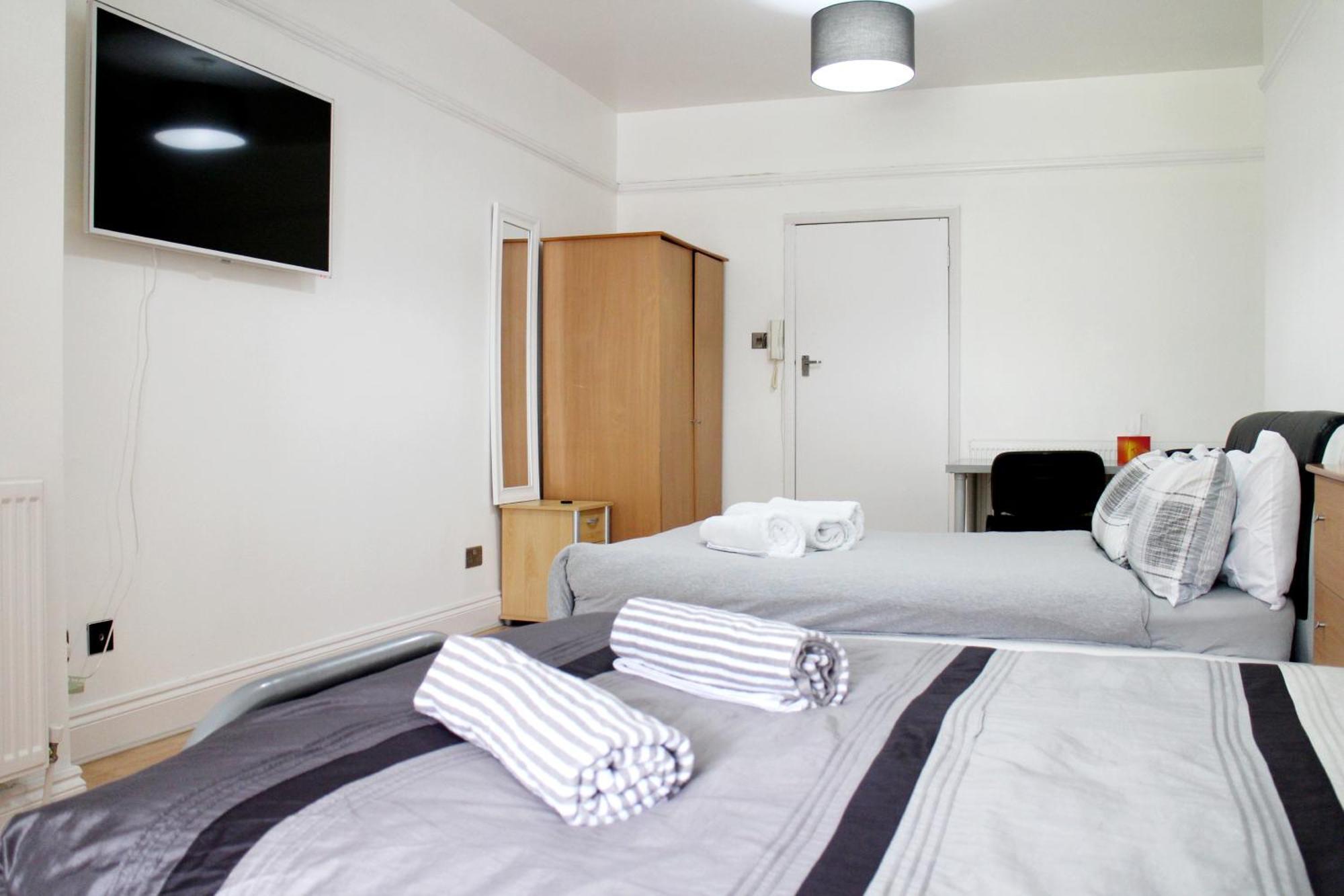 Large Garden Flat On Golders Road Leilighet *