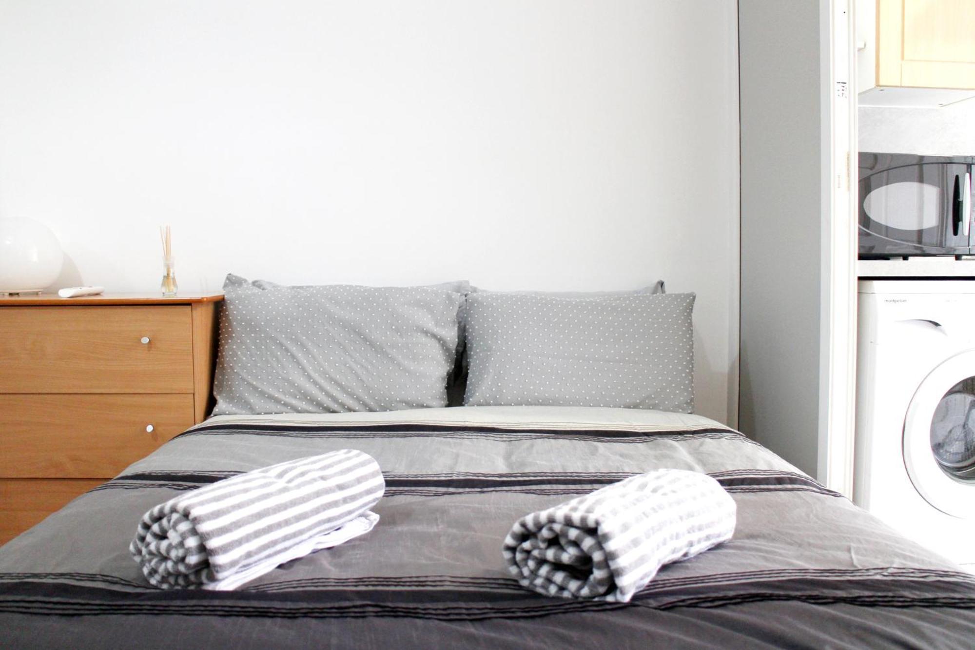Large Garden Flat On Golders Road Leilighet London